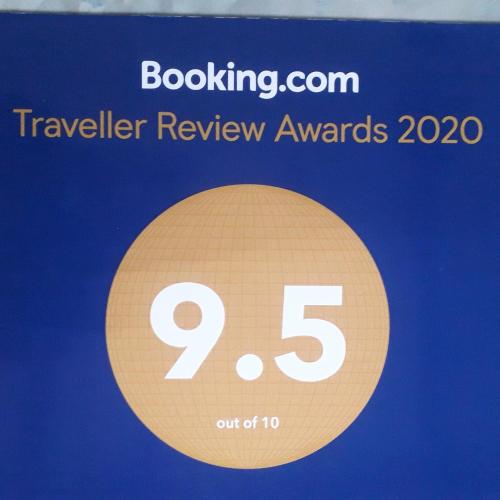 Un cartel que dice premios de reseñas de viajes con un círculo dorado. en Villa 159, en Hikkaduwa
