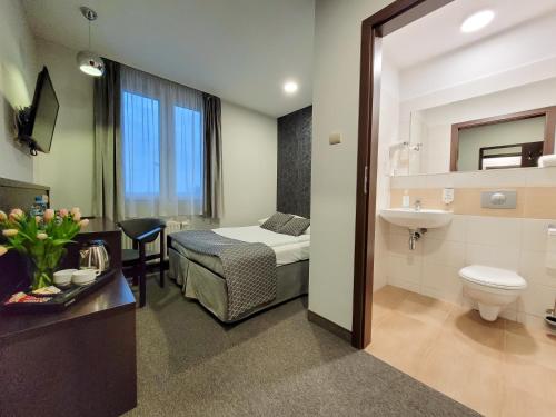a hotel room with a bed and a bathroom at Hotel Fero Express POKOJE KLIMATYZOWANE AC in Krakow
