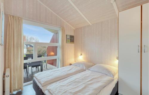 シェーンハーゲンにあるStrandpark 11のベッドルーム1室(ベッド1台、大きな窓付)
