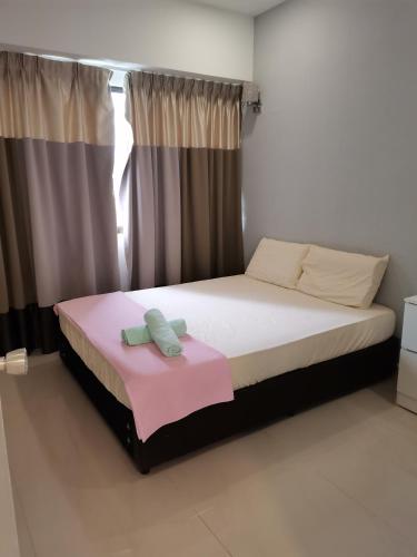 1 dormitorio con 1 cama grande con manta rosa en Seri Sayang 2 Apartment suite with 2bedroom, en Ayer Itam
