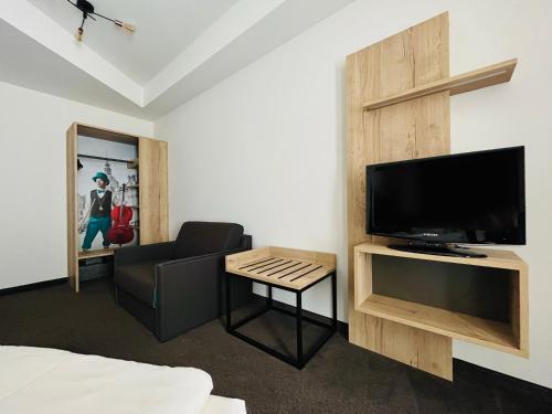 ein Wohnzimmer mit einem Flachbild-TV und einem Sofa in der Unterkunft Modernes Apartment mit Blick zur Frauenkirche in Dresden