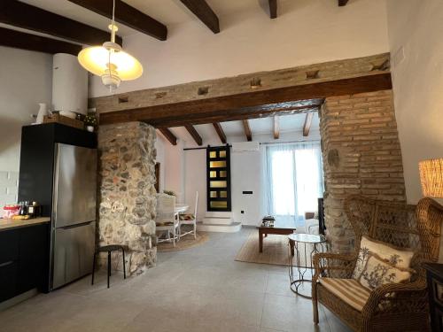 una cucina e un soggiorno con parete in pietra di Lemon House a Vélez-Málaga