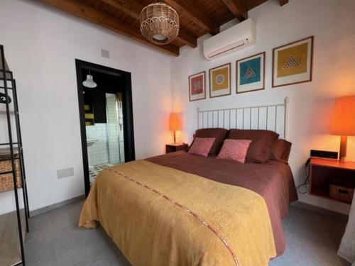 um quarto com uma cama grande num quarto em Lemon House em Vélez-Málaga