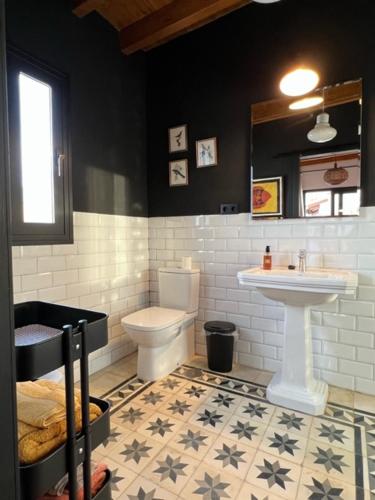 a bathroom with a toilet and a sink at Lemon House in Vélez-Málaga