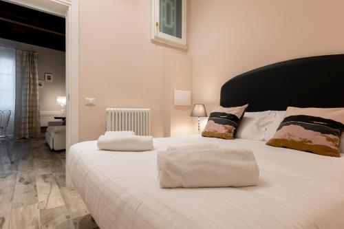 A bed or beds in a room at Fiesolana Elegant