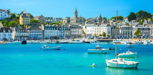 un groupe de bateaux dans l'eau d'un port dans l'établissement Camping la Corniche, à Plozévet