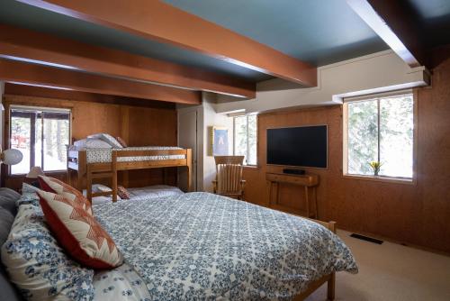 1 dormitorio con 1 cama y TV de pantalla plana en Mid-Cent. Redwood Retreat w/ Sparklebridge, en Alpine Meadows
