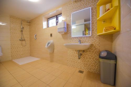 łazienka z umywalką, pisuarem i toaletą w obiekcie Holiday Home Toplica Natura with natural thermal Bath w mieście Cerklje ob Krki