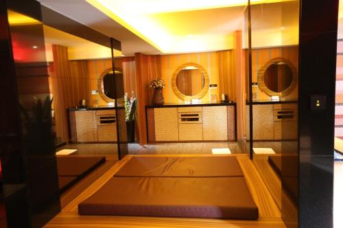 a dressing room with two mirrors on the wall at Yosemite Motel - Taiyuan Branch in Taichung