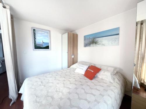 Posteľ alebo postele v izbe v ubytovaní Duplex Loft with Terrace, Superb view of Port Guillaume, 7 minutes from the beach