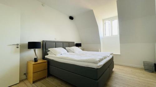 哥本哈根的住宿－ApartmentInCopenhagen Apartment 158，一间卧室配有一张带白色床单的大床