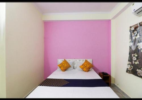Postel nebo postele na pokoji v ubytování Vrindavan Lodge By WB Inn