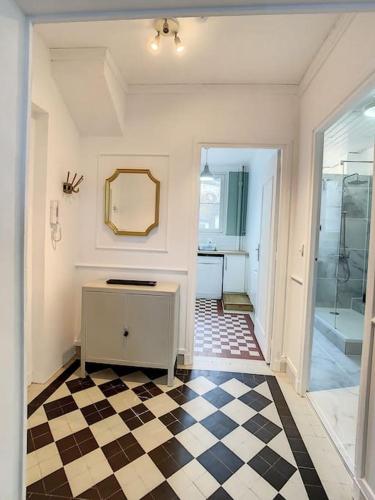 a bathroom with a mirror and a checkered floor at Grand appart Chic centre ville 4 pers wifi in Pontoise