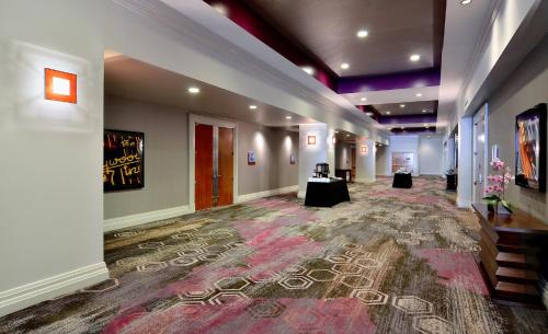 a hallway with a table in the middle of a building at Loews Hollywood Hotel in Los Angeles