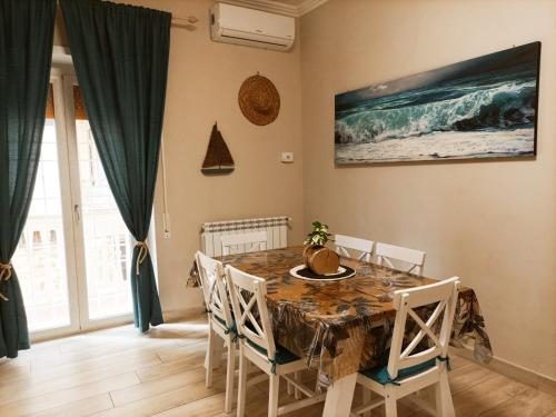 uma sala de jantar com mesa e cadeiras em Luxury Beach House em Torvaianica