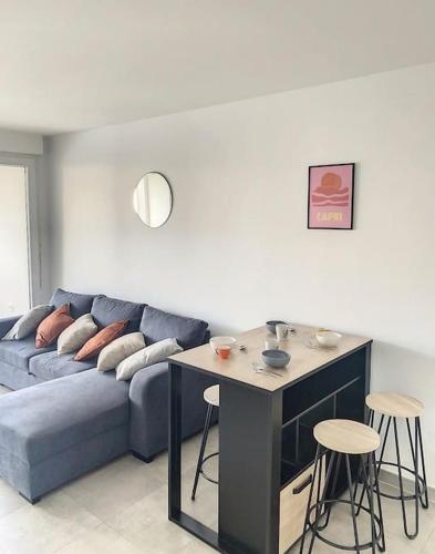 salon z kanapą, stołem i stołkami w obiekcie CAPRI - Sublime T2 Patte d'oie (Netflix, Terrasse) w Tuluzie
