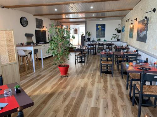 une salle à manger avec des tables et des chaises dans un restaurant dans l'établissement Hôtel Restaurant de l'Union, à Mirambeau