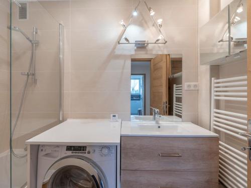 Koupelna v ubytování Appartement cosy à Megève avec balcon sud, animaux admis et parking - FR-1-453-54