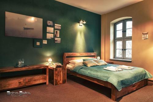 1 dormitorio con cama, mesa y ventana en Centrum Konferencyjne Zamek en Szczecinek