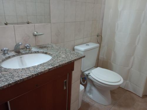 La salle de bains est pourvue de toilettes et d'un lavabo. dans l'établissement El Espacio, à Junín