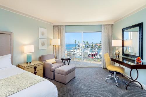 ein Hotelzimmer mit einem Bett und einem Schreibtisch mit einem Schreibtisch in der Unterkunft Loews Coronado Bay Resort in San Diego