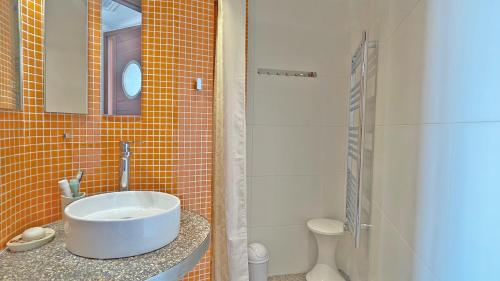 サント・マキシムにあるSplendid Azurのバスルーム(白い洗面台、鏡付)