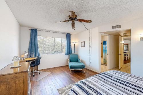een slaapkamer met een bed, een bureau en een stoel bij Calmness on Bonanza Drive in Sun City West