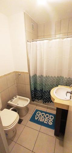 a bathroom with a toilet and a sink and a shower at Venezia I - departamento 4 personas in Resistencia
