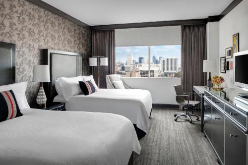 ein Hotelzimmer mit 2 Betten und einem Fenster in der Unterkunft Loews Nashville Hotel at Vanderbilt Plaza in Nashville