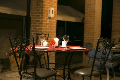 een tafel met vier stoelen en kaarsen erop bij Echological Hotel, Restaurante & Spa in Lagos de Moreno
