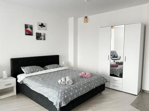 een slaapkamer met een bed met twee paar schoenen erop bij Apartment Mara 2 in Timişoara