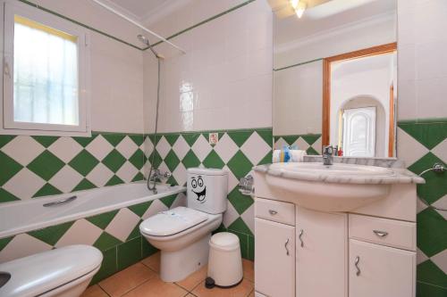 ハベアにあるMonte Malvaのバスルーム(洗面台、トイレ、バスタブ、鏡付)