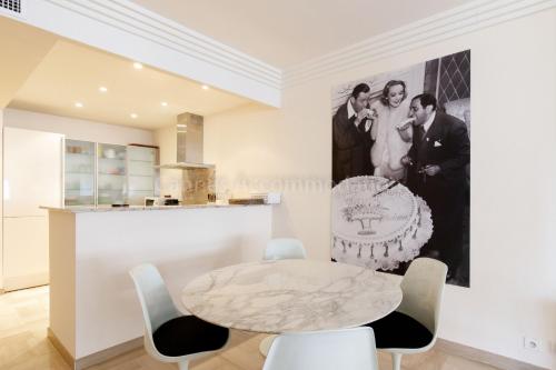 - une salle à manger avec une table et des chaises en marbre dans l'établissement GRAY 4f1, à Cannes