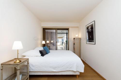 une chambre avec un lit et une table de chevet dans l'établissement GRAY 4f1, à Cannes