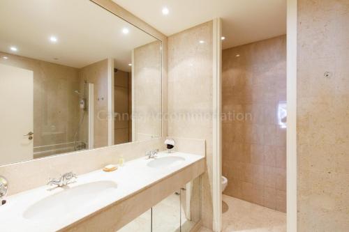 une salle de bain avec deux lavabos et une douche dans l'établissement GRAY 4f1, à Cannes