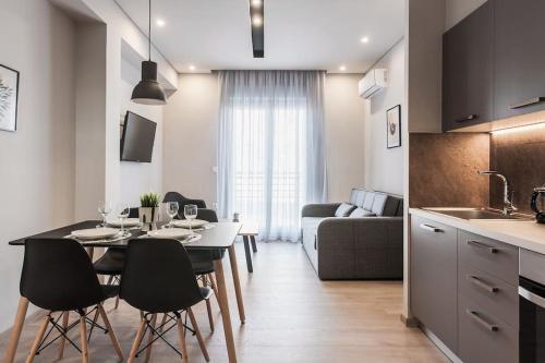 Kuchyň nebo kuchyňský kout v ubytování Piraeus Deluxe 2BDR Apt - near metro and port