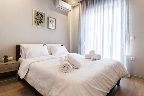 Postel nebo postele na pokoji v ubytování Piraeus Deluxe 2BDR Apt - near metro and port