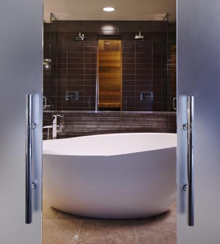 Salle de bains dans l'établissement Loews Chicago O'Hare Hotel
