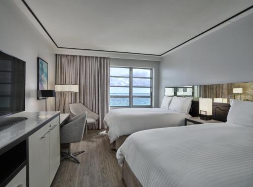 Giường trong phòng chung tại Loews Miami Beach Hotel