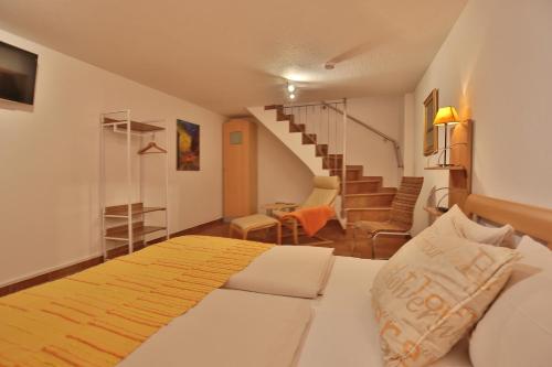una camera con un letto con una scala sullo sfondo di Sunshine-Residenz Sunshine Residenz Appartement 2 a Timmendorfer Strand