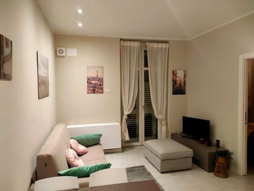 a living room with a couch and a tv at Residenza Il principe, Bilocale 2 in centro in Parma