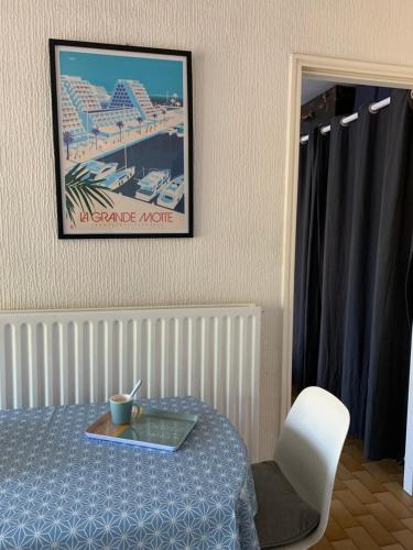 - une table avec un ordinateur portable et une chaise dans l'établissement La Grande Motte Apartment, à La Grande Motte