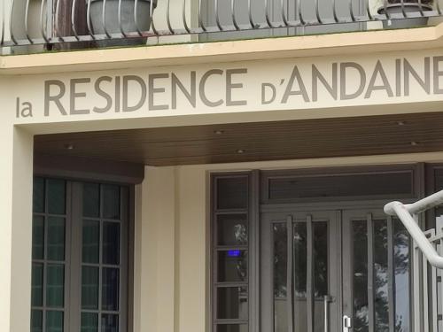 een bord voor een referentiegarage op een gebouw bij Appartement au bord du lac in Bagnoles de l'Orne