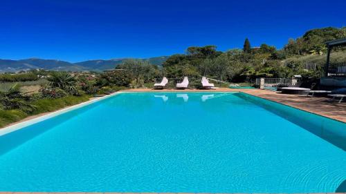 Fabulous Spoleto-poolside-sleeps-20pool, Jacuzzi, Gardens
