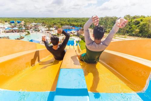 Bazén v ubytování Aqualand Premium Resort & Park nebo v jeho okolí