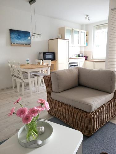 sala de estar con sofá y mesa en Ferienwohnung Mariechen, en Graal-Müritz