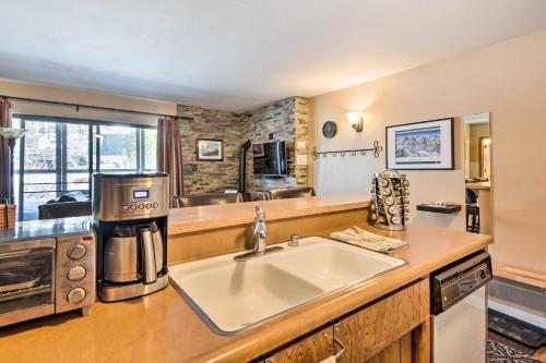 uma cozinha com um lavatório e comodidades para preparar café em Lovely Kirkwood Condo - Walk to Ski Lift and Village em Kirkwood