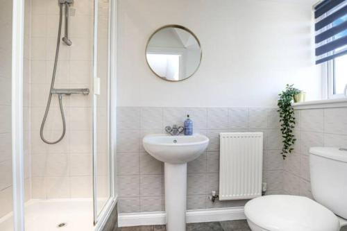 a bathroom with a sink and a shower and a toilet at Berrywood House - Close to Northampton Town Centre - Free Parking, Fast Wifi, SmartTV with Netflix by Yoko Property in Northampton