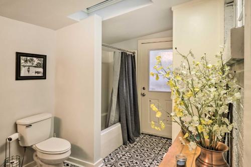 uma casa de banho com um WC e um vaso de flores em Lake Hamilton Family Escape with Kayaks, Dock, Grill em Hot Springs