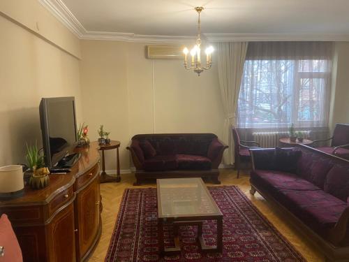 Кът за сядане в Serene & Spacious 3BR Apartment in Istanbul's Prime Location - Discover Vibrant Seafront Living